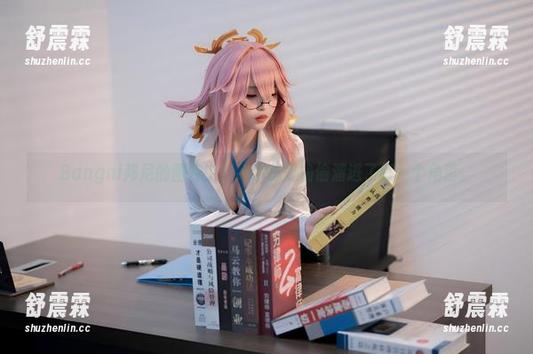 Bangni邦尼的图包中，约尔像是偷偷溜进了每一个角落。