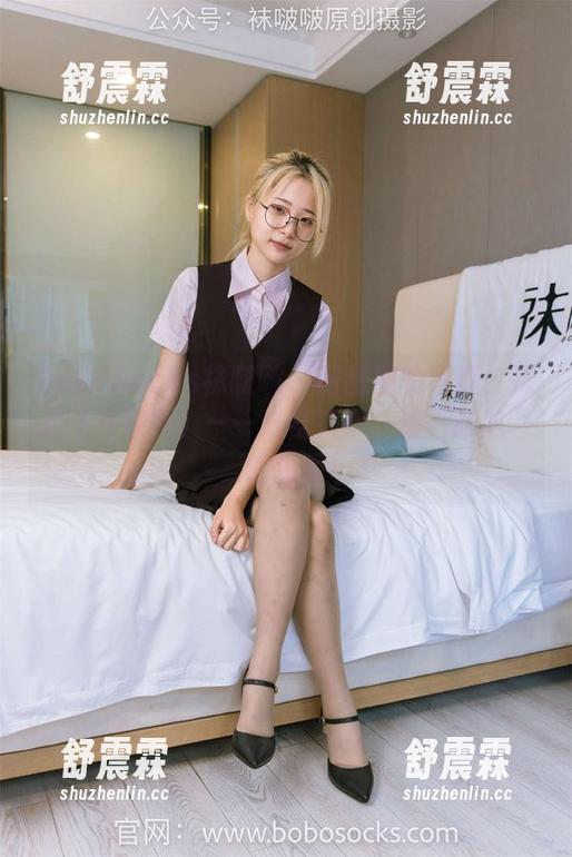 BoBoSocks袜啵啵 - 甜甜圈的写真：裸足（花絮版）——兴奋夹杂一丝“尴尬”的场面