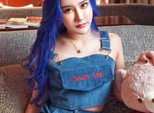 Feilin嗲囡囡 - 要说王婉悠Queen的圣诞写真，图片里竟然总有种让人想偷偷溜去玩的小气氛，啧啧，心思太重了。