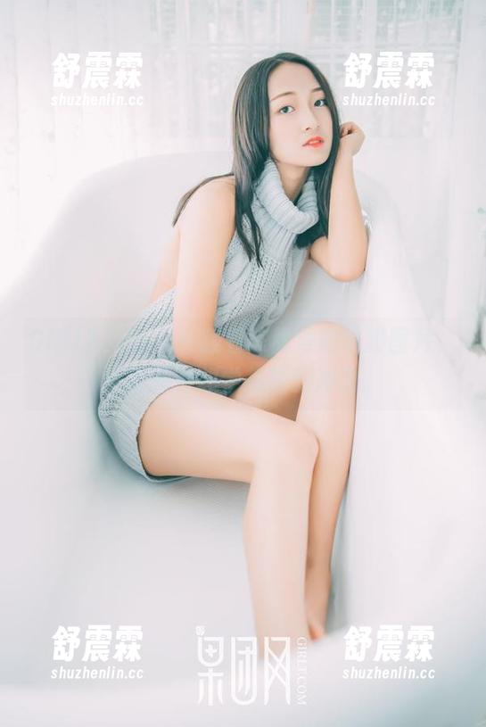 GIRLT果团网 - 翻看陈雅漫的美脚图片，突然有种想学舞蹈的冲动。