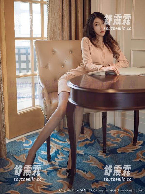 HuaYang花漾 - 一起来偷瞄这资源，赵惟依coco的礼服有种不言而喻的优雅，太迷了!