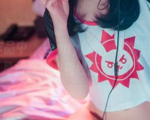 在这作品中，Jenny(정제니)的眼镜，算是折磨我的视线新方式了。
