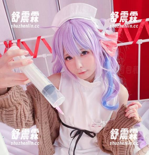 SayoMomo的强势女老板气场：图包和COS，哪个才是霸气的真谛呢？