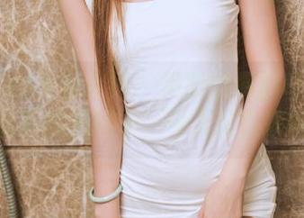 TouTiao头条女神 - 易阳的画廊奇遇:壁纸墙后的莫妮卡,今天又在搞怪!