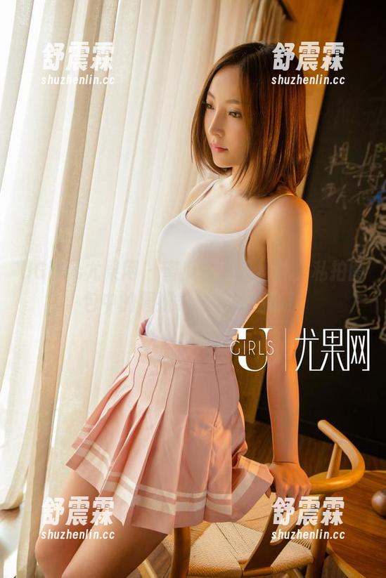 UGirls尤果网 - 蜜瓜酱副手丛林，私拍图包中的周妍希秘书风场耶！
