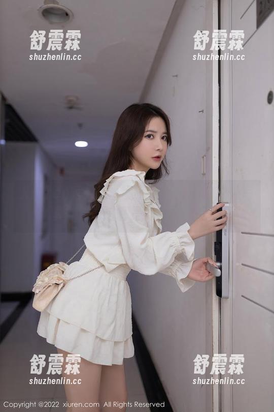 Xiuren秀人网 - 媛媛酱belle的户外写真，呃...这算是野生趣味吗？