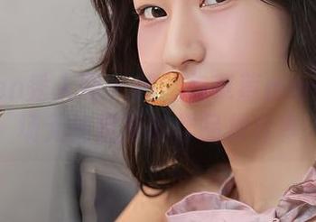 Xiuren秀人网 - 美腿与草莓mm——一场无法抗拒的作品集分享