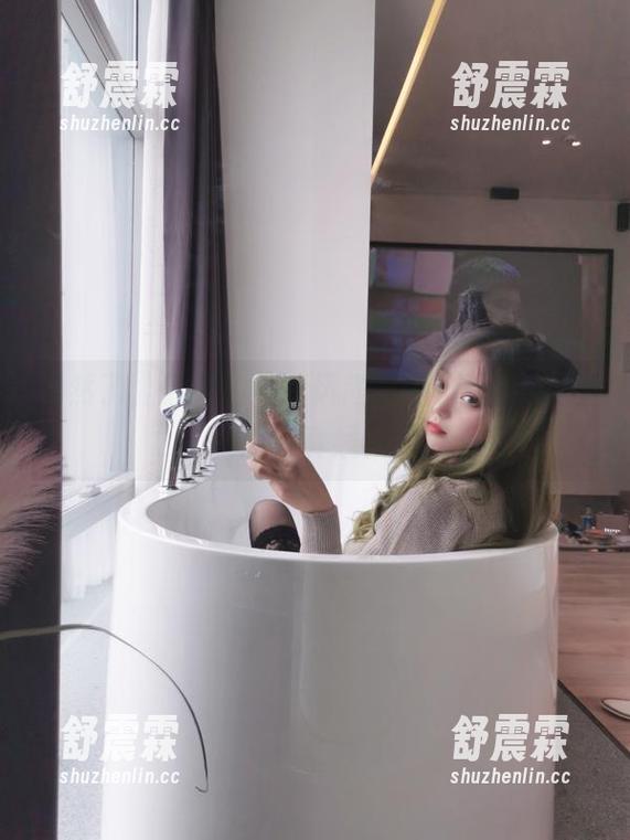 当然了，最新的旅行风尚就是eloise软软的写真线索