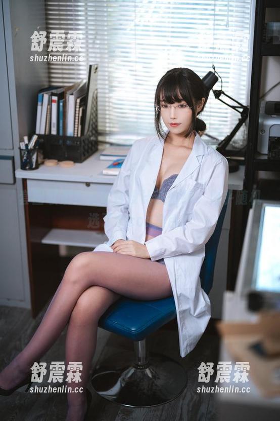 套图取景？一智智设计的婚纱，似乎随机选了个cos角色？