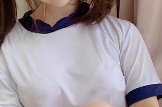 独一无二的依依超级懒，穿上女仆套装来写论文？不，我们只欣赏她的照片吧！
