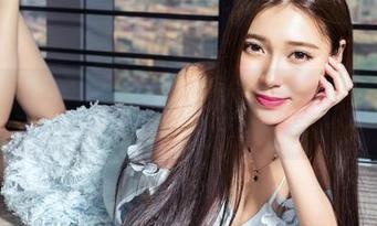 克拉女神 - 佳莹的瑜伽让人想起那种自由，免费写真任性地在网页上随意转，我完全放飞了。