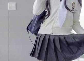 最新更新的兔玩映画图库:制服女孩,完美平衡了纯真与小小的叛逆。