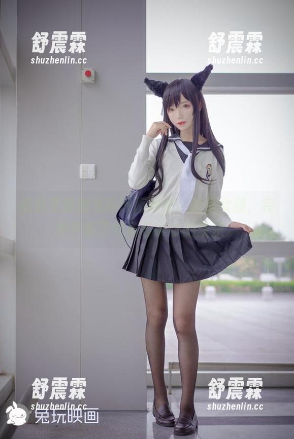 最新更新的兔玩映画图库：制服女孩，完美平衡了纯真与小小的叛逆。