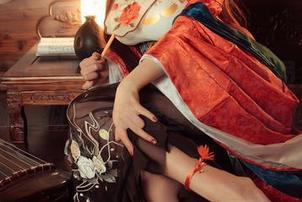 夏夏子的cos图集,围绕风纪委员角色的每一帧,似乎都藏着些想不到的趣味。