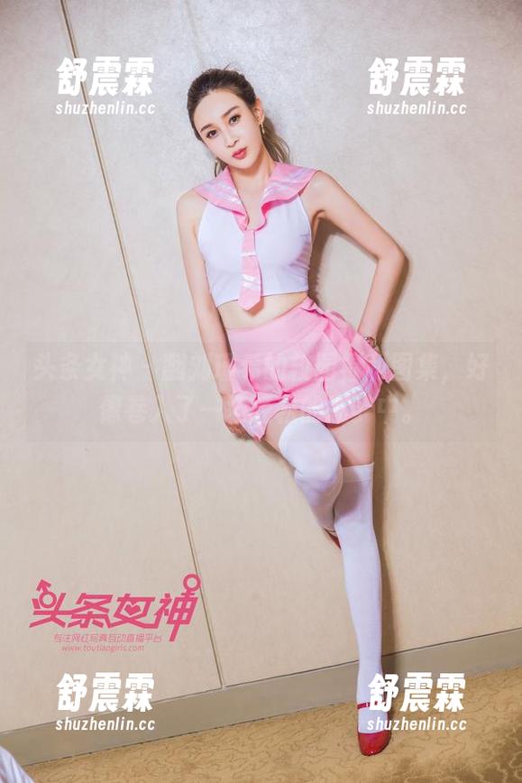头条女神 - 翻刘瑾希的校园福利图集，好像卷入了一场轻松的迷梦中。
