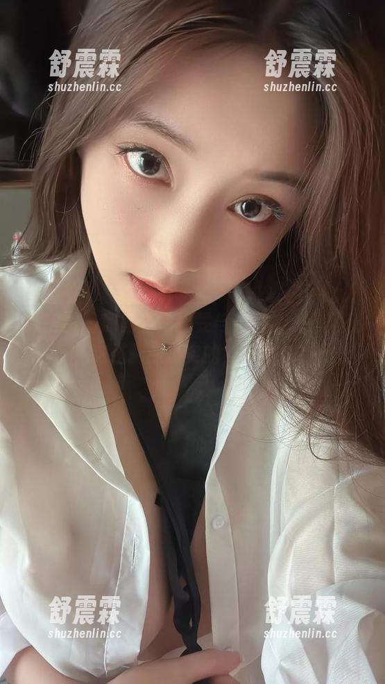 微密圈 - 原图里的奶雯与牛仔裤，无圣光，这搭配是真实的，对不对？