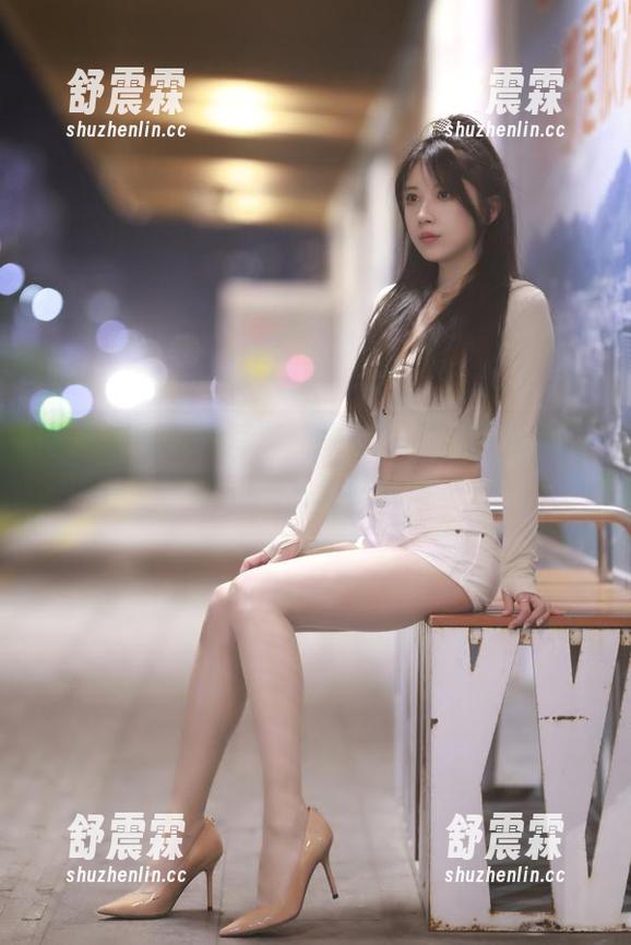小女巫露娜的写真，来张东航棚拍的照片，满满的机场味道呢。