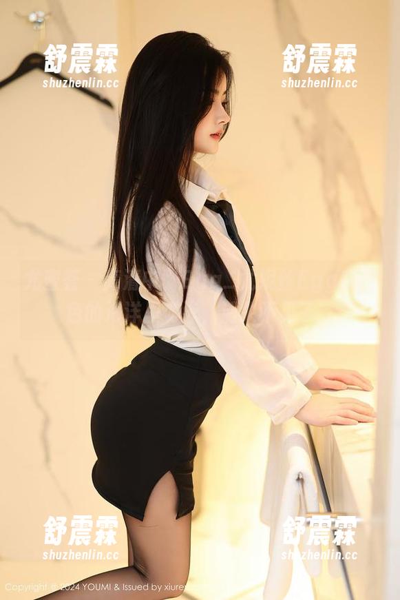 尤蜜荟 - 高清中，Egg_尤妮丝Egg在白色的海洋里游泳，消失不见了。