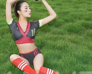 尤蜜荟 - 合法萝莉在办公室：别问我为何无圣光，图片就任它自由飞！