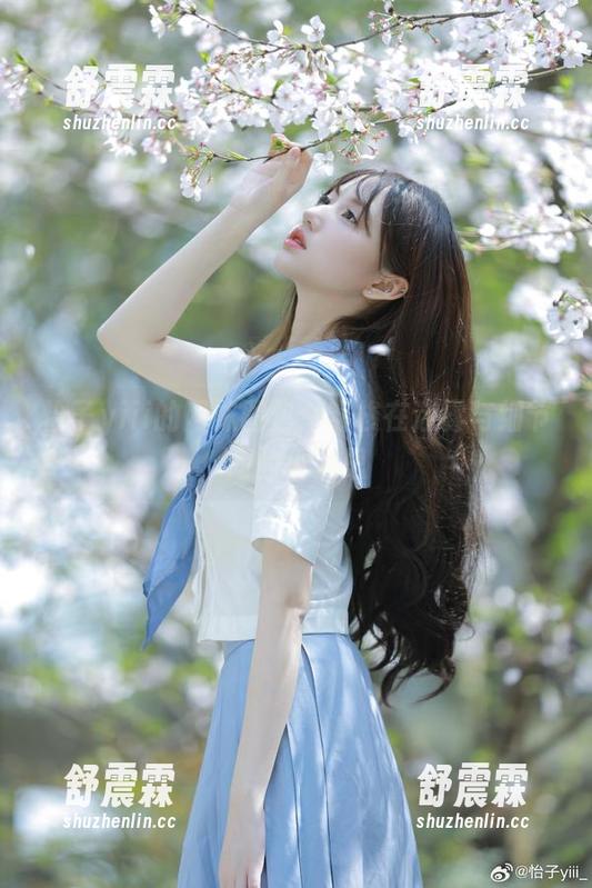 怡子yiii 怡子yiii的网袜图包:穿梭在迷雾与细节间的小心思