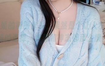 日奈娇的制服作品，果然是个让人左右为难的选择，穿着和神态都那么撩！