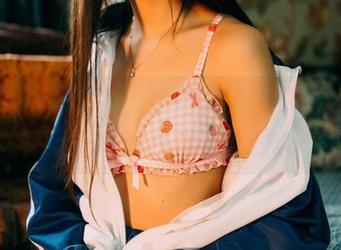 果团网 - 王语纯,学妹在手,免费美图的姿态总让我琢磨不透。