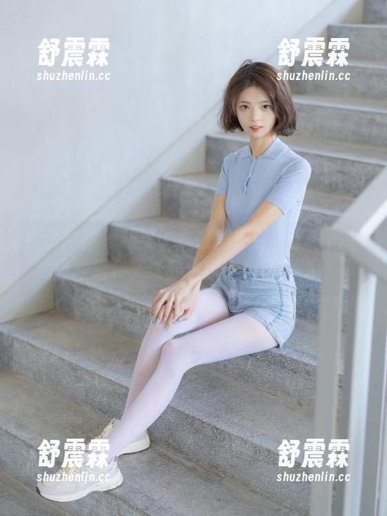 森萝财团-吸吸 森萝财团 - 吸吸的办公室,原图里透出一股放松和无奈的达摩克利斯之剑。