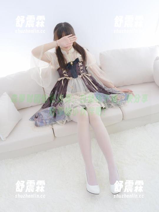 森萝财团愉快推荐：白丝格子裙，快分享给你的小伙伴吧！