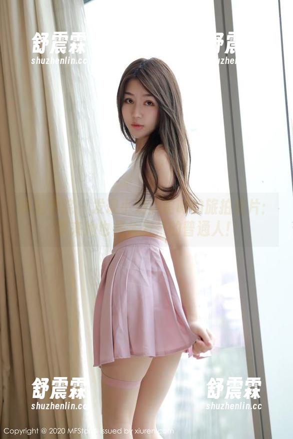 模范学院 - 发现小奶瓶呜呜的旅拍照片：原来她也是会发呆的普通人！