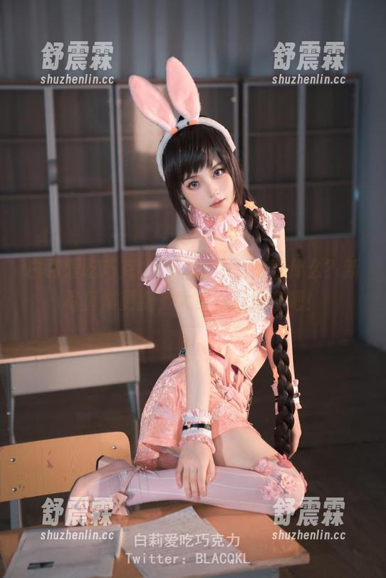 白莉爱吃巧克力的吊带下，藏着什么？新写真集更新，大家一起好奇吧！