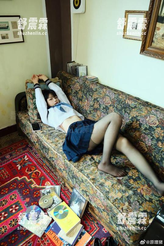 香奈乎的侧脸，白莉爱吃巧克力在集合里也逃不了这选择困难症！