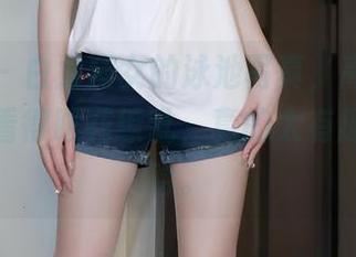 微密圈 - 白龙猫女的泳池写真，高清原图能把人看得眼花缭乱，真的太有趣了，哈哈。