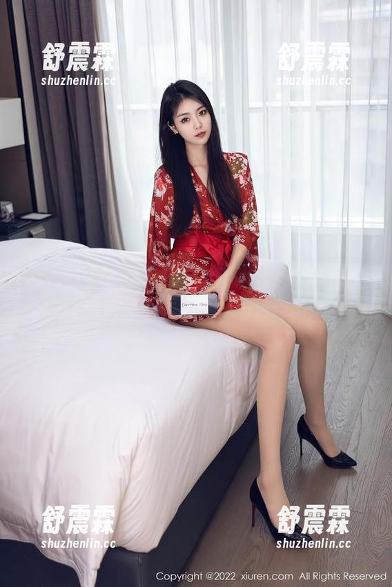 秀人网 - 容容容Alice的职业装，原图中慢动作告诉你这个道理……