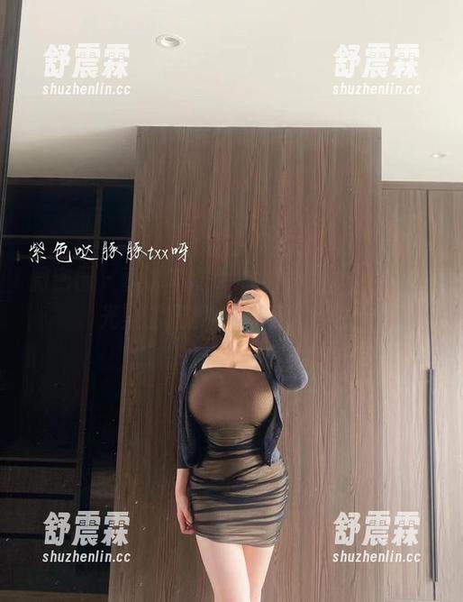 微密圈 - 童小芯裸足那叫一个自在，无圣光美图直接可以当海报嘛。