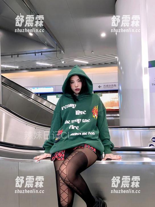 微密圈 - 一脚跨进粉色的猪陈佩奇的美足梦境，图片合集等你解锁