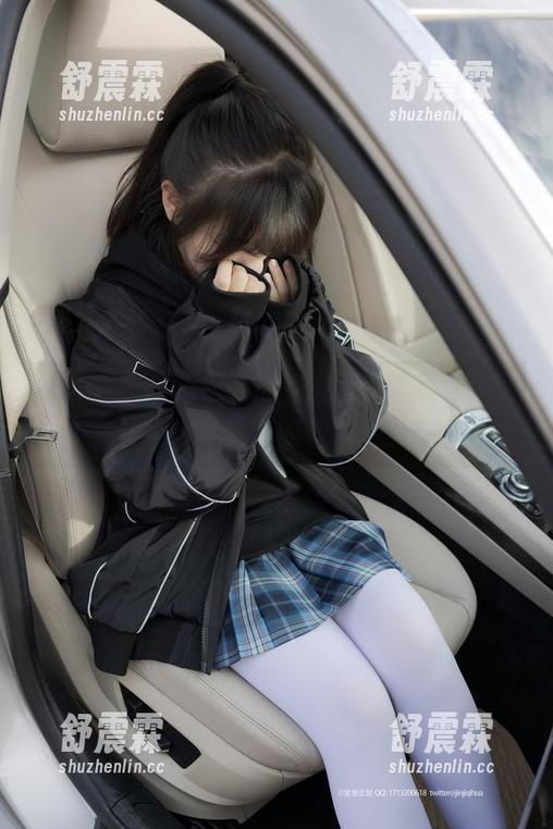 紧急企划 - 拿起小恩的浴室高清写真集，体验洗手间里的幽默风暴！