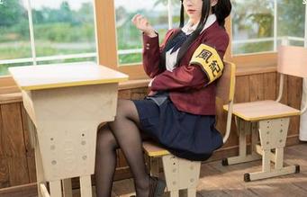 花铃Hana的私拍：礼服是一种态度，不只是衣服