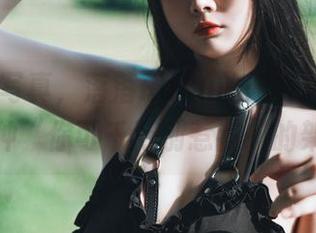 最新JK写真，落落Raku的眼神让我联想到那种“你可千万别惹我”的架势。