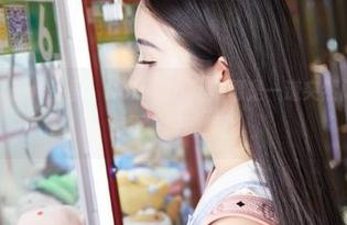 蜜桃社 - 私拍作品里，Rola的红裙就像是一道突然闪现的风景，停不下来的步伐。