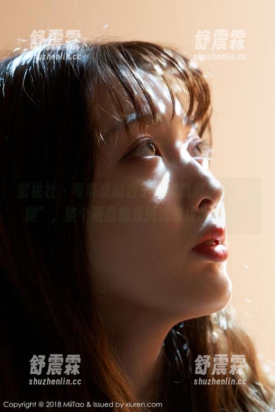 蜜桃社 - 写真里的杏子，肆意展示那“长腿”，整个画面都是挑逗视线的节奏。