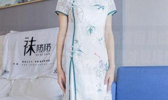 袜啵啵 - 小安旅拍——最新套图里的尴尬与美，感觉瞬间穿越到漫才现场！