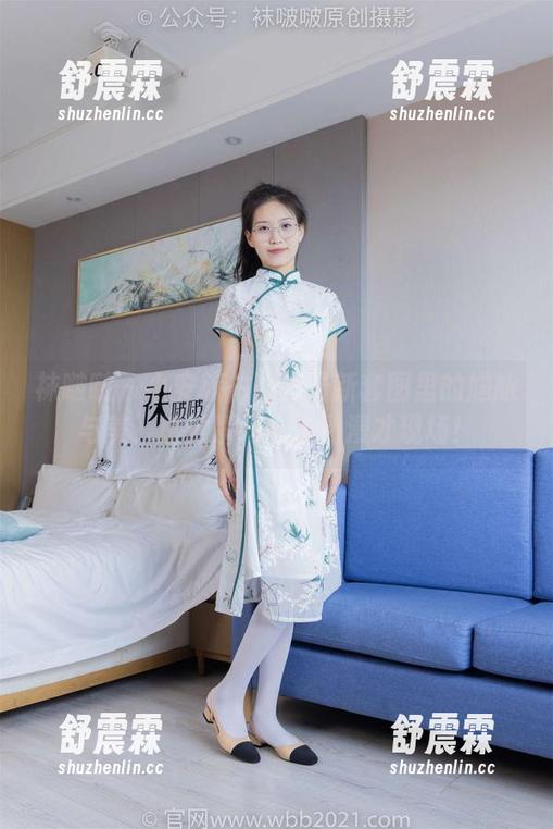 袜啵啵-小安 袜啵啵 - 小安旅拍——最新套图里的尴尬与美,感觉瞬间穿越到漫才现场!