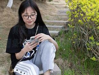 袜啵啵 - 其实帆布鞋也能拍得这么美，涵涵的图集让我的审美又充满戏剧性！