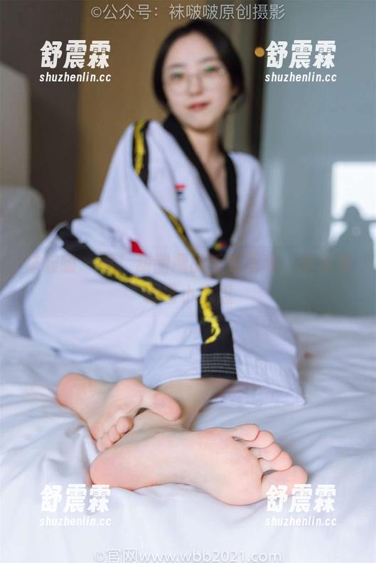 袜啵啵 - 看！甜甜圈的毛衣写真，套图里藏着小心思