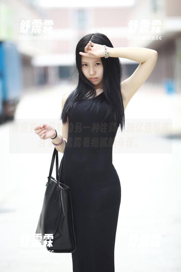 青豆客 - 日常的另一种诠释，施忆佳写真合集里透露着细腻的奇怪。