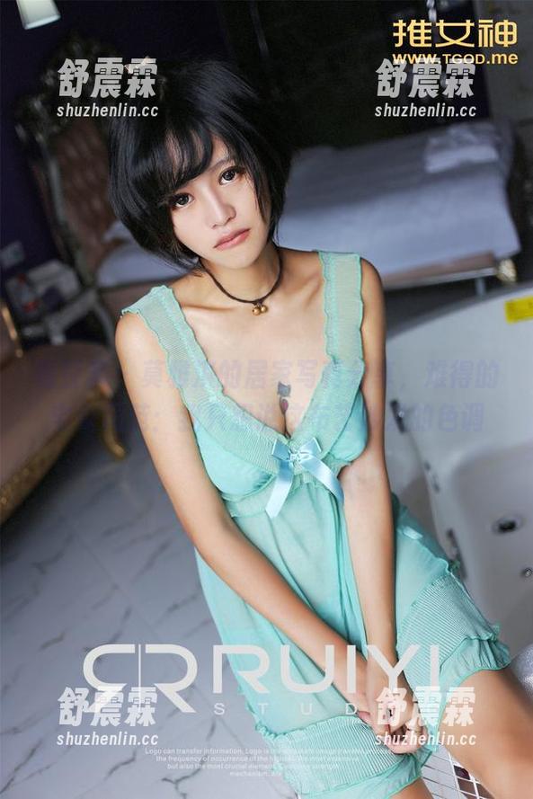 青豆客-莫雅淇 青豆客 - 莫雅淇的居家写真分享,难得的宅女风范:我只想说这布艺沙发的色调