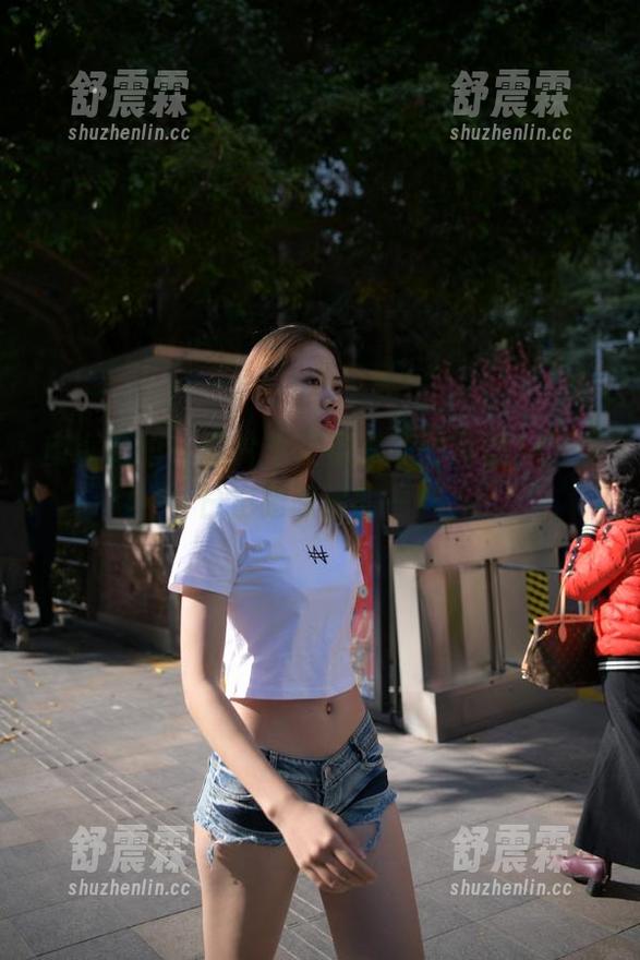 魔镜街拍 - 照片里又见婷婷的黑丝，工作日也是美丽的一天