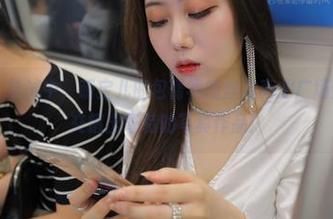魔镜街拍 - 尝试中，萌宝儿的包臀裙肉丝与商业广场里的哈哈镜交错出奇特的写真作品！
