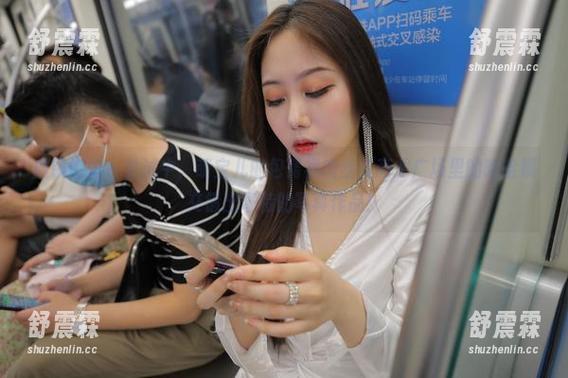 魔镜街拍 - 尝试中，萌宝儿的包臀裙肉丝与商业广场里的哈哈镜交错出奇特的写真作品！