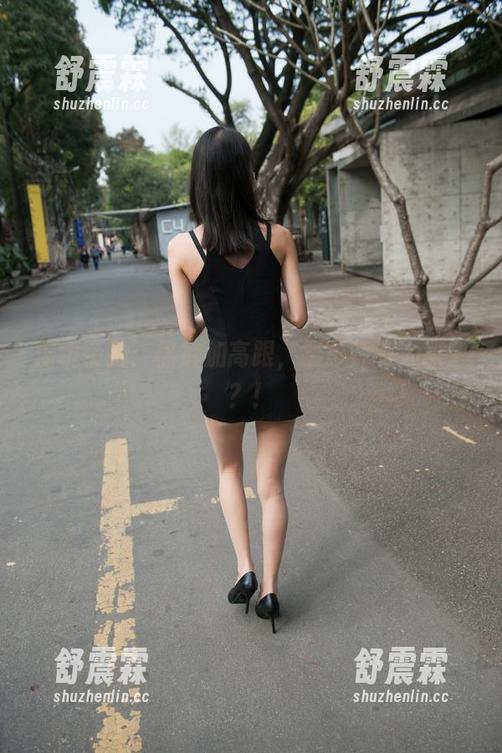 魔镜街拍：热裤加高跟，摄影师有人撩了？！